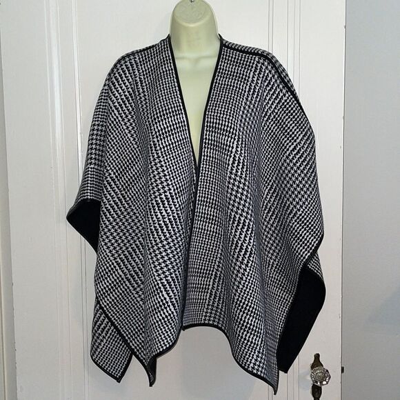 Reversible black & white herringbone Fall or Winter wrap or cape - Picture 1 of 9